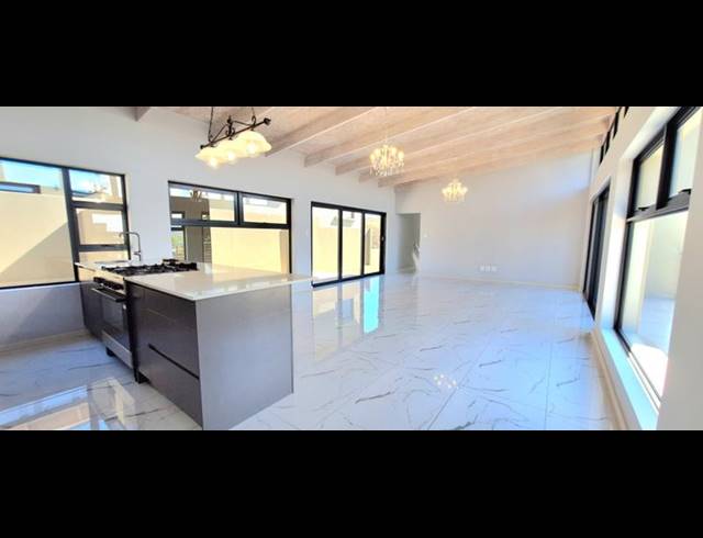 3 BEDROOM TOWNHOUSE FOR SALE IN HARTENBOS HEUWELS